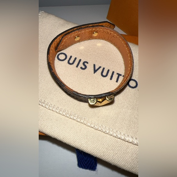 Louis Vuitton Essential V Leather Bracelet - Picture 5 of 8